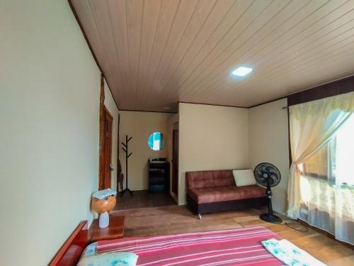 Una sala de estar con un sofá y una ventana. en Amisacho, en Nueva Loja