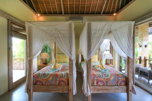 Postel nebo postele na pokoji v ubytování Boho, 3 Bed Villa with Pool and Bungalow in Penestanan, The Brooklyn of Bali!