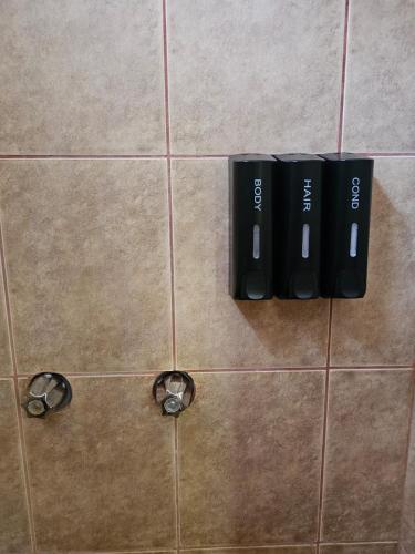 a tiled floor with two black containers on it at Nica Valley in Rivas