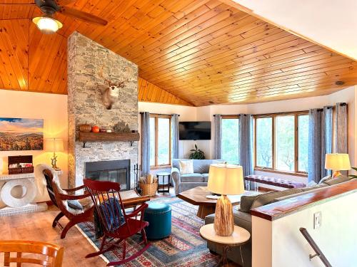 TV a/nebo společenská místnost v ubytování Stylish Mountain View Chalet with Heated Pool, Large Hot Tub, Playroom & Firepit close to Gore Mountain