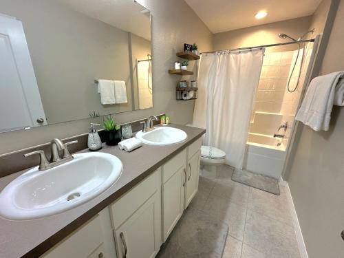 ein Badezimmer mit zwei Waschbecken und einer Dusche in der Unterkunft Jeanell's Place in Davenport