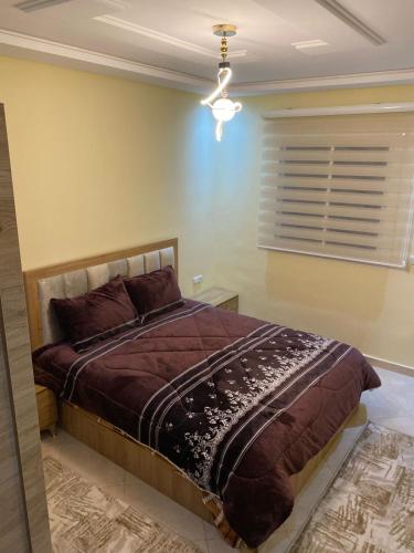 a bedroom with a bed in a room at Appartement centre-ville Tanger messnana in Tangier