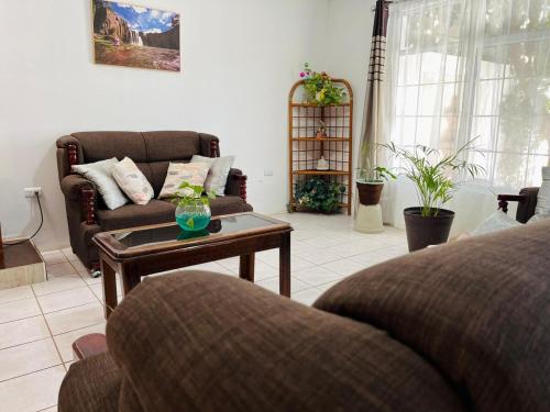 a living room with a couch and a coffee table at Residencia en Villa Juarez, Chihuahua in Chihuahua