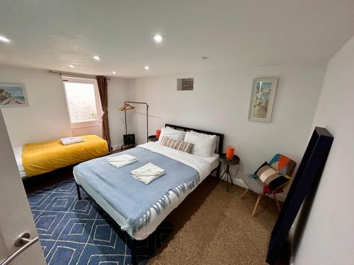 Postel nebo postele na pokoji v ubytování Seaside Chapel Escape Character Home Near Beach Sleep 5