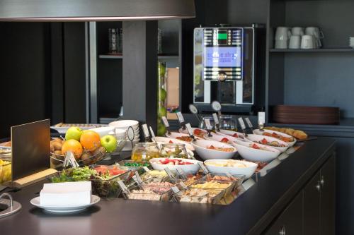 une ligne de buffet avec de nombreux types de nourriture différents dans l'établissement Campanile Nantes Saint-Sébastien-Sur-Loire, à Saint-Sébastien-sur-Loire