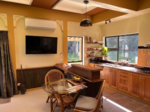 Fotografie z fotogalerie ubytování Greenwood Bungalow - Stylish Retreat v destinaci Otaki