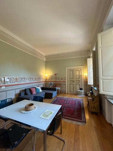 Posezení v ubytování Puccini's Home, elegant apartment in Piazza Puccini