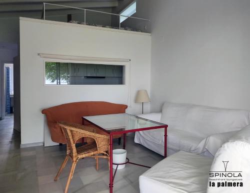 Zona de estar de Spinola Beachfront Bungalows - Apartamentos bungalow en primera linea de playa en Sanlúcar de Barrameda
