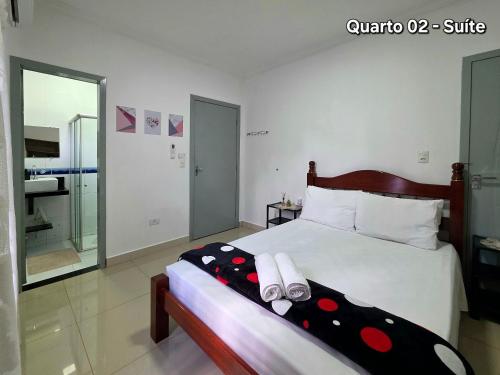 a bedroom with a bed with two towels on it at Casa 2 quartos 2 banheiros 5 min centro 15 cataratas in Foz do Iguaçu