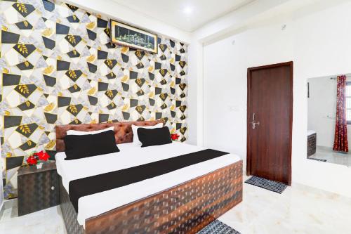 a bedroom with a bed in a room with a wall at Hotel O Serene Inn Hotel And Restaurant in Lucknow