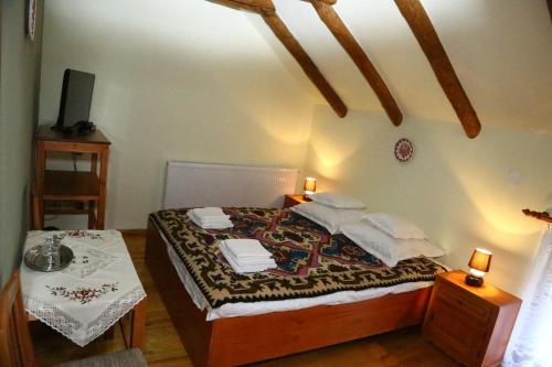 Un pat sau paturi într-o cameră la Pensiunea Moara Lu Antone