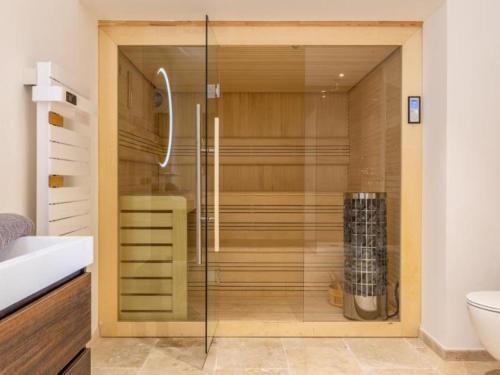 une douche avec une porte vitrée dans une salle de bain dans l'établissement Golf dOr C6, à Sainte-Maxime