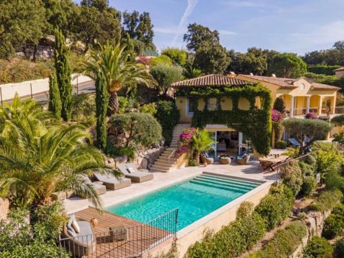 une maison avec une piscine et un kiosque dans l'établissement Golf dOr C6, à Sainte-Maxime