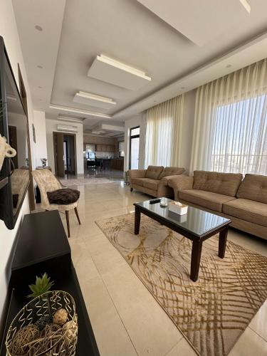 アンマンにあるDabouq 3BR apartmentのソファとコーヒーテーブルのあるリビングルーム