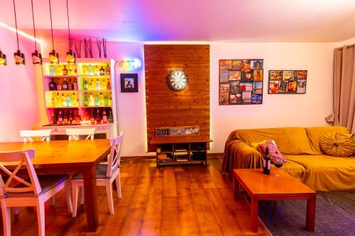 Χώρος καθιστικού στο epicenter SKYBAR