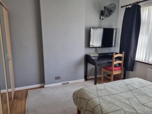 Μια τηλεόραση ή/και κέντρο ψυχαγωγίας στο Private Rooms in London,