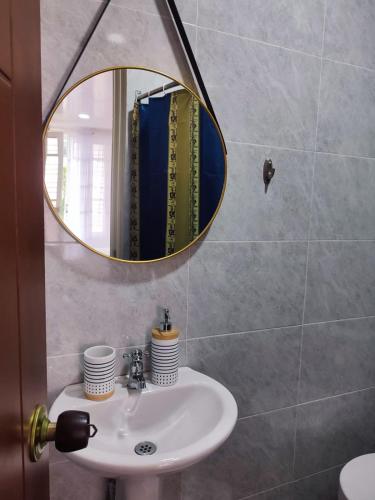 un baño con lavabo y espejo en Apartaestudio Casablanca - a 10 minutos de Termales, en Choachí