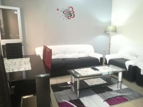Posezení v ubytování Appartement Meublé 2 chambres Yaoundé Odza