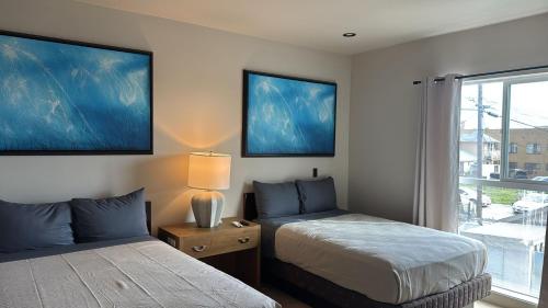 a bedroom with two beds and a window at Stylish Urban Escape in Downtown Los Angeles in Los Angeles