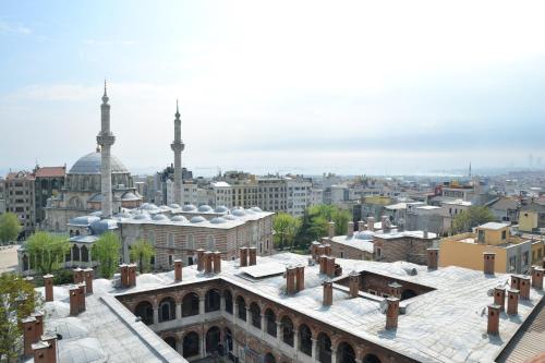 una vista aerea di una città con moschee di Elysion Hotel a Istanbul