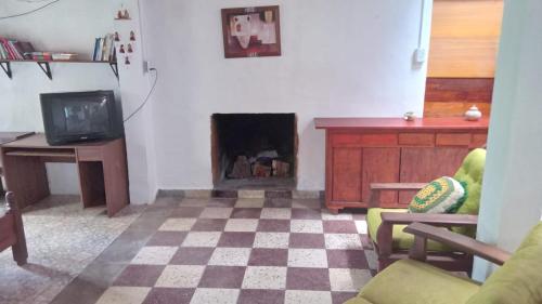 ein Wohnzimmer mit Kamin und Fernseher in der Unterkunft Casa de la Abuela in Reyes