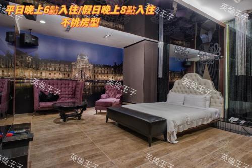 a bedroom with a bed and a picture of a building at AmanCity Motel in Pingtung City