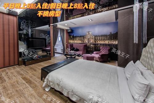 a bedroom with a large bed with a painting on the wall at AmanCity Motel in Pingtung City