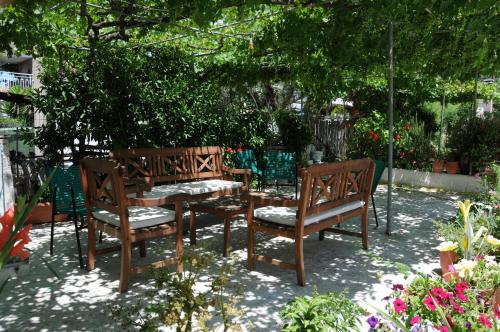 Gallery image of Vicky's Garden in Kalamaki