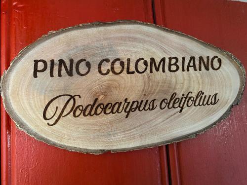 a wooden sign on a red door with the words pine colossusahoahoaho at El Hostal del Abuelo in Murillo