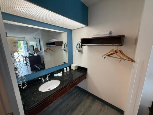 Фотография из галереи Brentwood Inn & Suites в городе Роанок-Рапидс