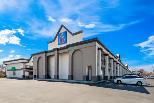 a building with a car parked in front of it at Motel 6 Lester - Philadelphia Airport in Lester