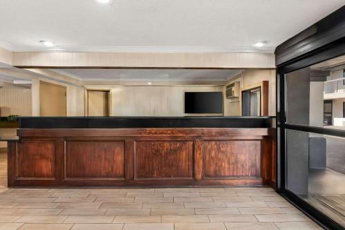 a lobby with a bar with a microwave and a television at Motel 6 Lester - Philadelphia Airport in Lester