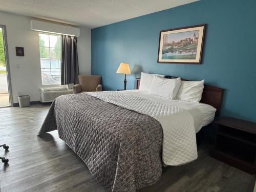 Кровать или кровати в номере Brentwood Inn & Suites