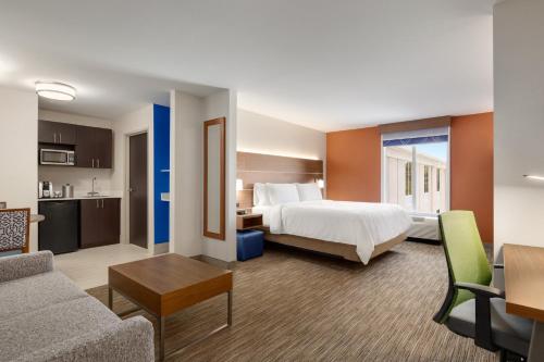Кровать или кровати в номере Holiday Inn Express Hotel & Suites Opelika Auburn by IHG