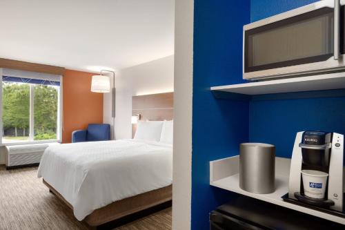Кровать или кровати в номере Holiday Inn Express Hotel & Suites Opelika Auburn by IHG