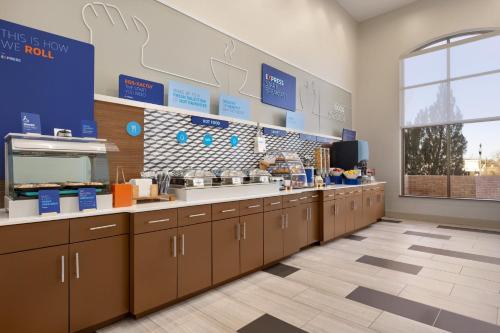 Кухня или мини-кухня в Holiday Inn Express Hotel & Suites Opelika Auburn by IHG
