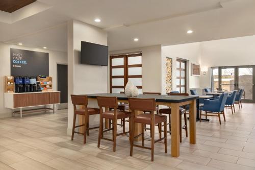 Телевизор и/или развлекательный центр в Holiday Inn Express Hotel & Suites Opelika Auburn by IHG
