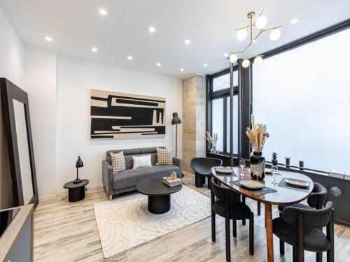 un salon avec une table, des chaises et un canapé dans l'établissement Superb Apartment Invalides St Germain des Près, à Paris
