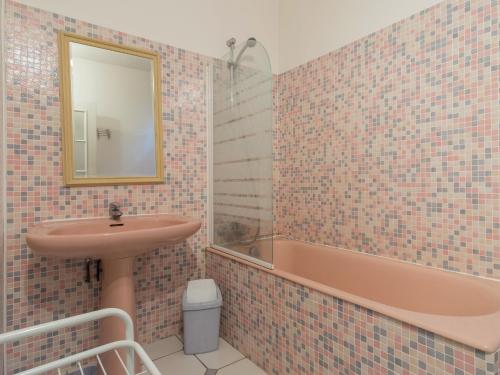 Bilik mandi di Cottage in an old remote farmhouse