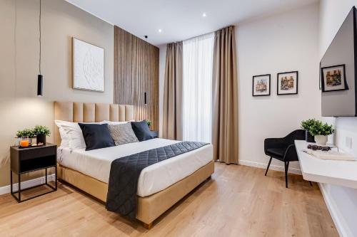 une chambre d'hôtel avec un lit et un bureau dans l'établissement Scipioni Luxury Apartment, à Rome