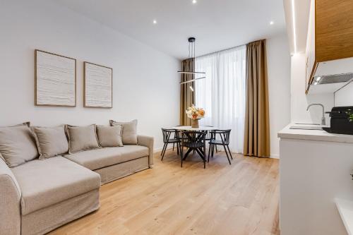 un salon avec un canapé et une table dans l'établissement Scipioni Luxury Apartment, à Rome