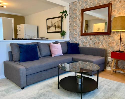 una sala de estar con un sofá y una mesa en Central Location Cozy and Well-Equipped, Unit #3, en Halifax