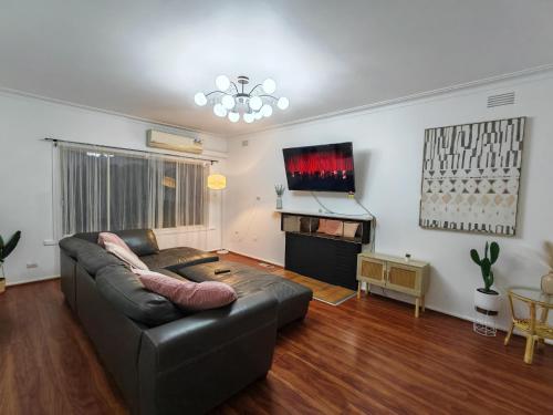 Μια τηλεόραση ή/και κέντρο ψυχαγωγίας στο Northern Home-Close to Airport, Walk to Train