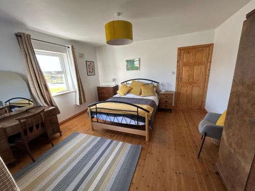 Una cama o camas en una habitación de Lighthouse View, Meenlaragh