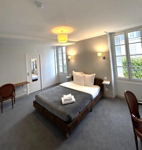 une chambre avec un lit avec un plateau dessus dans l'établissement Hotel Restaurant La CHEVALIERE, à Saint-Florentin