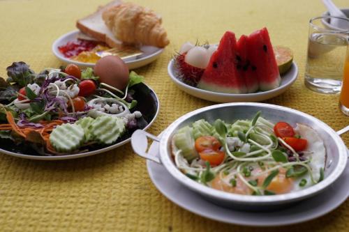 ホテルの敷地内または近くでの食事または食べ物