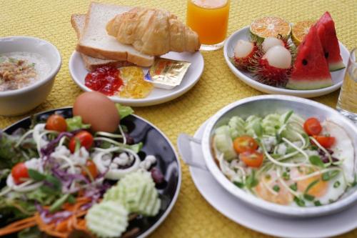 ホテルの敷地内または近くでの食事または食べ物