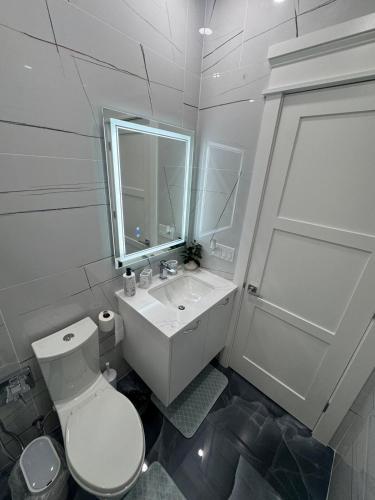 Bilik mandi di Serene Stays Naples