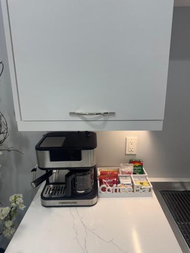 Dapur atau dapur kecil di Serene Stays Naples