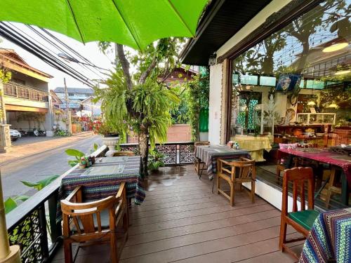 Baan Huenphen Boutique Hotelにあるレストランまたは飲食店